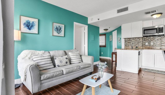 Dog-friendly condo with a kitchenette, AC, pools, hot tubs, tennis, & gym
