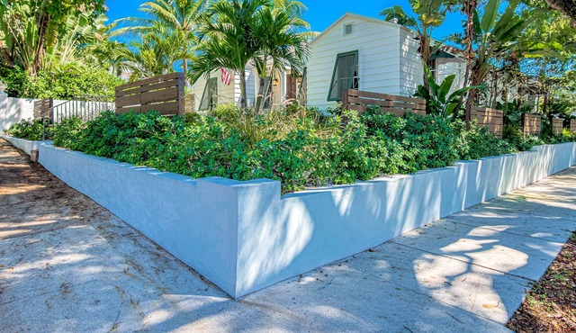 Dog-friendly home with pool, enclosed yard, patio, central AC, & washer/dryer