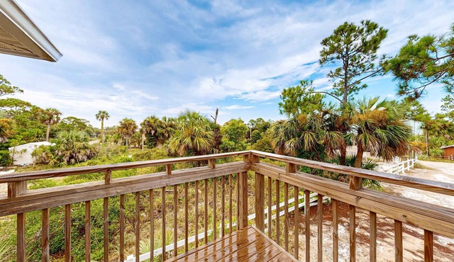 Dog-friendly home near the beach with spacious living area, porch & sundeck