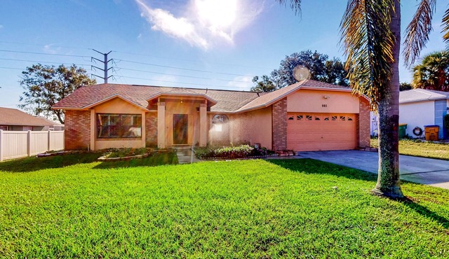 Dog-friendly house near theme parks with pool & central AC - snowbirds welcome