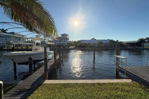 Dolphins Retreat. Waterfront, Pier, Close to Beach