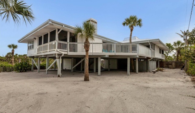 Doubloon: Beach, Private Pool and Boating.This 4 Bedroom home has it all!