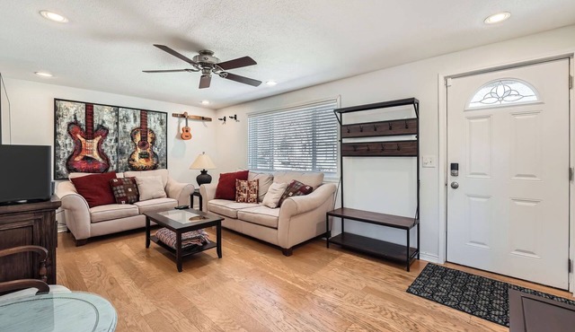 Dover Court 2BR Red Rocks Basecamp in Lakewood