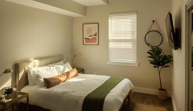Downtown, contemporary, 2 bedroom, Roof Terrace! 2A