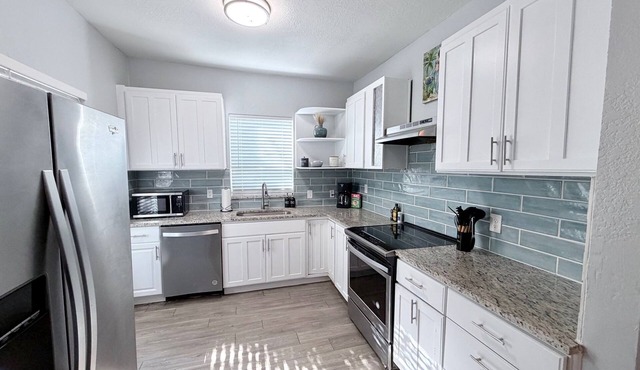 Downtown Double Decker - Walking Distance to Stadium