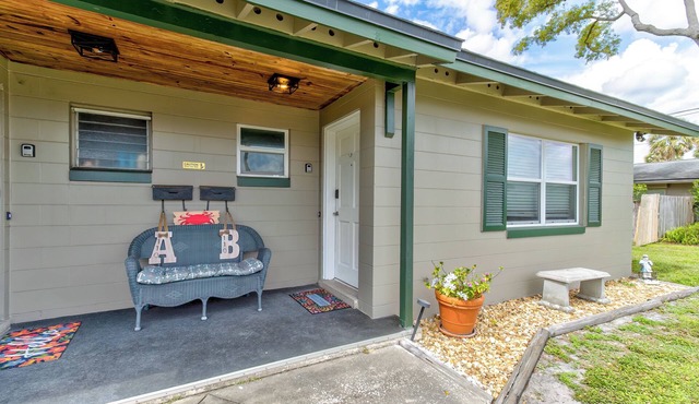 Downtown Duplex B Great Location & Private Yard
