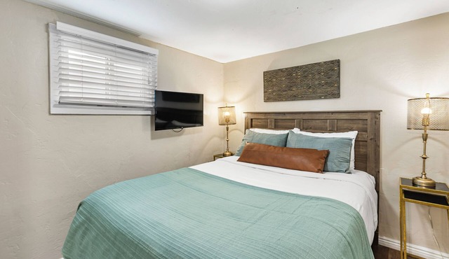 Downtown Manitou 1BR: Walk to Incline + Free Parking [Dog Friendly]