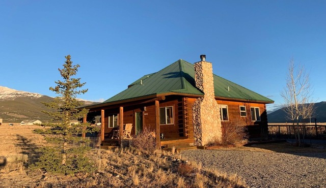 Dream cabin w/stunning views near hot springs & town!