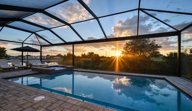 Dream Villa, Canal View. 4 BR 3 FULL BATH with HEATED POOL/SPA