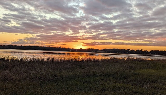 Dreamy Lake Retreat, 2-bedroom, Dogs Welcome, 8 miles to Rainbow River,Sleeps 4