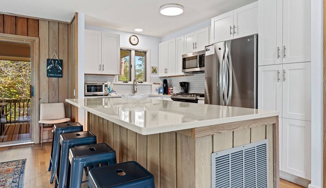 Driftwood – 2nd Row Sea Pines Home, Retro Charm, Sleeps 8, Steps to Beach