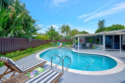 Eagle's Way with Firepit Heated Pool and Sunroom Near BEACH