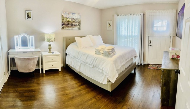 Eclectic 3 bedroom townhouse with back terrace