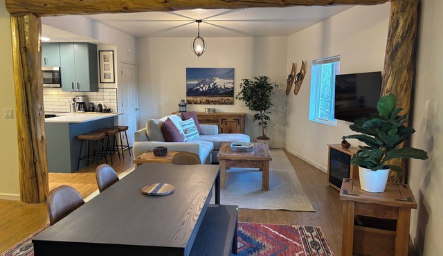 Eddyline Retreat with views and nearby access to the Arkansas River