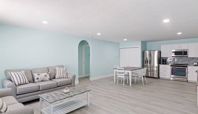 Egret Bungalow- Renovated Cottage near Beaches