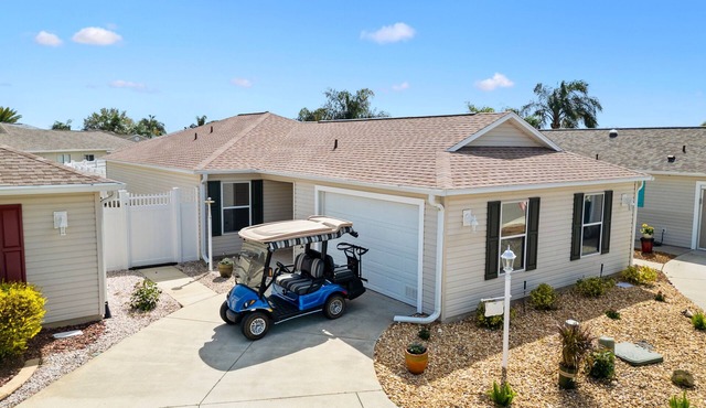 Elegant 2BR Retreat in The Villages Golf Cart Included Pet-Friendly Yard