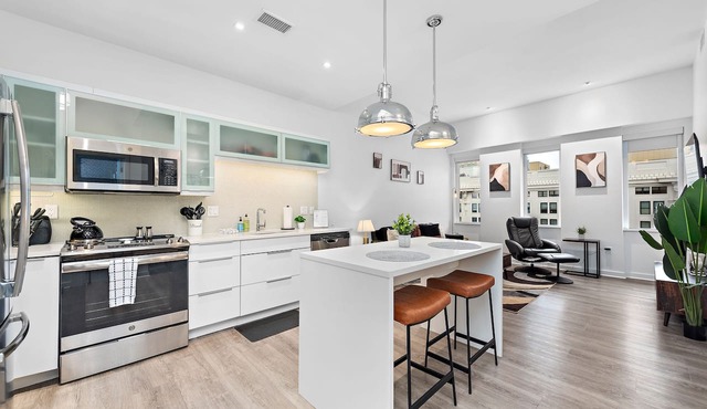 Elegant Downtown KC Retreat w/Gym, King Bed, Free Parking & Massage Chair