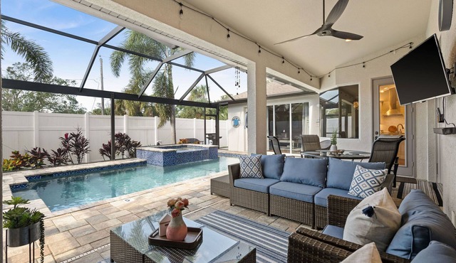 Elegant Saltwater Heated Pool & Spa Villa-Fully Equiped-6 Min to Beach