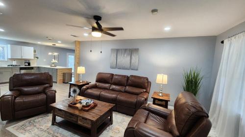 Elegant Spacious 3 Bedroom Home fenced back yard and Garage in Denison