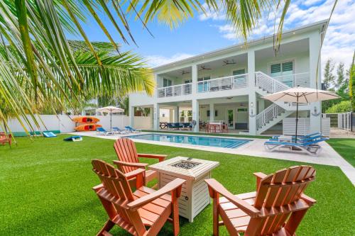 Emerald Oasis Deluxe Waterfront Gem, Heated Pool with Dock