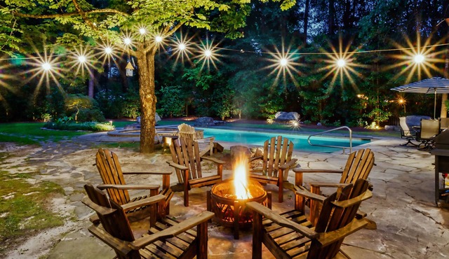 Enchanted Oasis: Walk to Village, Pool, Hot Tub, Putting Green, 3 Houses