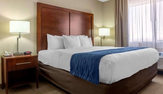 Enjoy Albuquerque Culture from Rooms Near Downtown and Airport - 4 Units