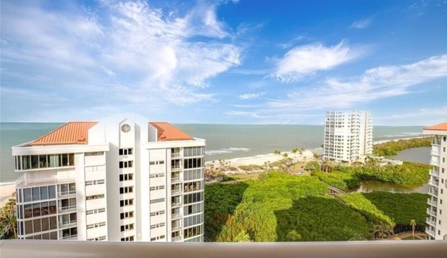 Enjoy life in this 3 bedroom beachfront condo-CL1201