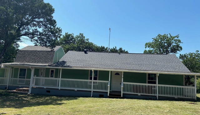 Entire 4-bedroom house in Whitney with WiFi, AC. Book now!
