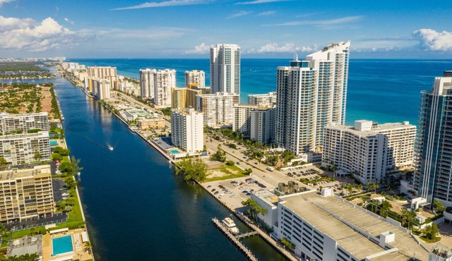 Entire Apartment Steps to sands of Hollywood Beach