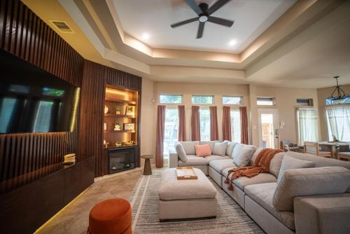 Entire Home with Pool n Otd kitchen