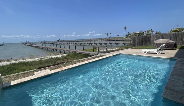Escape to Copano Bay + Lighted Fishing Pier & Swimming Pool! Pet Friendly 7 beds