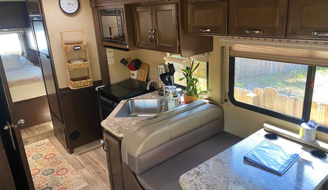 EXCEPTIONAL LOCATION! Walk to Beach & Restaurants from Explorers Retreat.