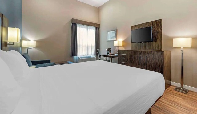 Experience Comfort Near Lake Pflugerville - 3.5 miles | Free Parking & Breakfast in Pflugerville
