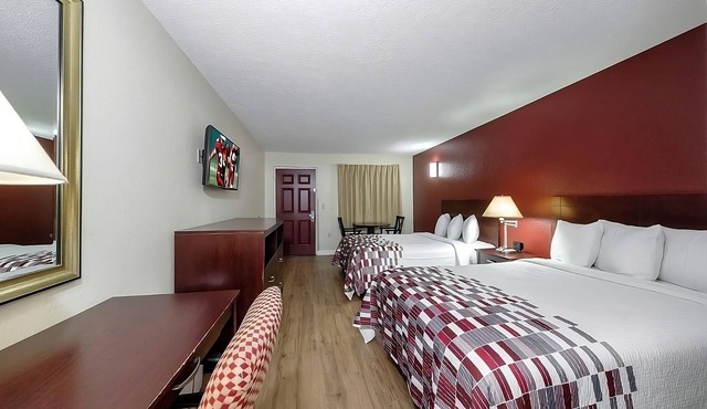 Experience Soothing Moments & Luxury! Free Parking, Outdoor Pool, Parking!