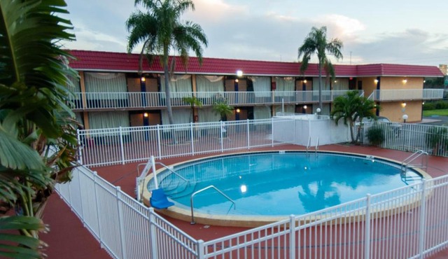 Express Inn & Suites - 5 Miles from St Petersburg Clearwater Airport