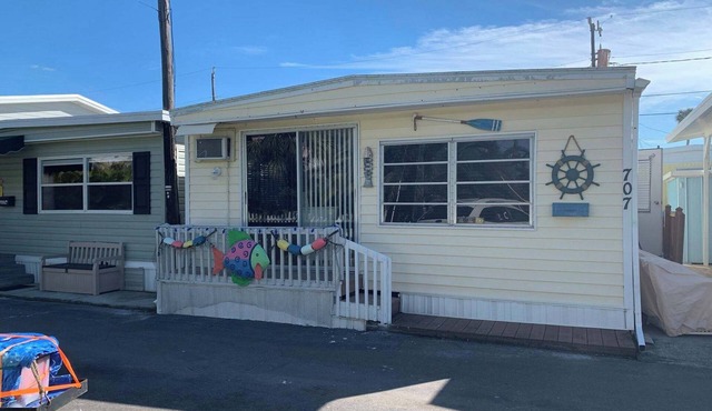 Fabulous 2-bedroom Anna Maria Island home with AC in Bradenton Beach