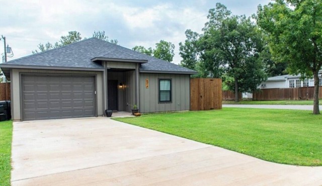 Fabulous new modern 3-bedroom house in historic downtown Denison in Denison