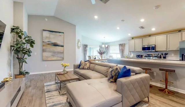 Family-friendly 4 BR home Near Bradenton