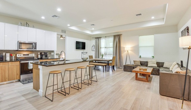 Family-Friendly Home: 8 Mi to Warm Mineral Springs