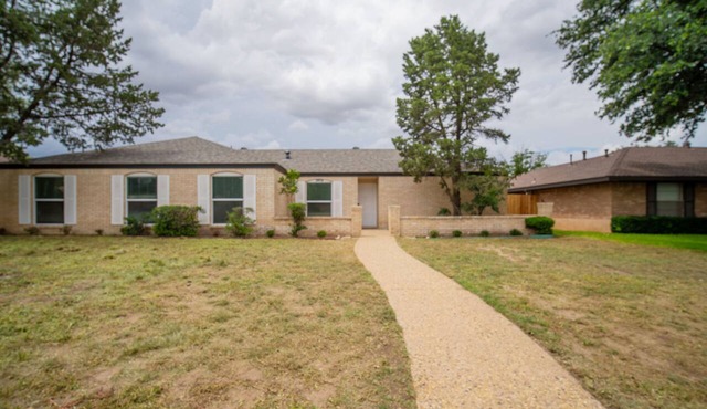 Family or work group relaxation at a peaceful place in the heart of Midland