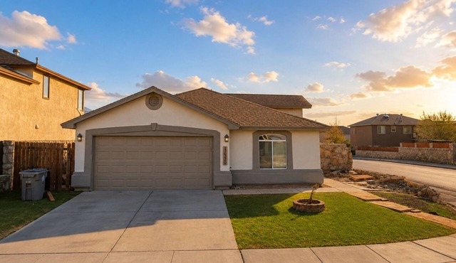 Family Retreat w/Pool - Golf - Pickleball Sleeps 9