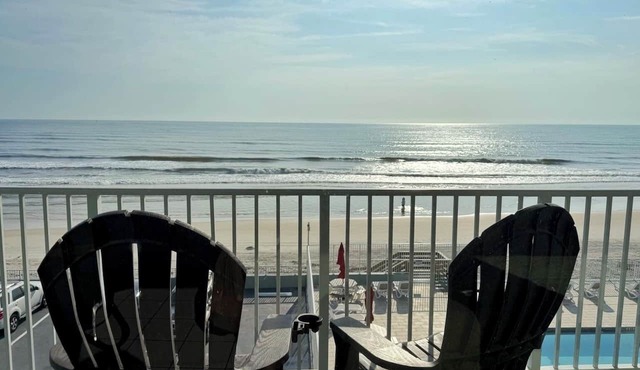 Fantastic Ocean Front Studio W/Balcony in Daytona!