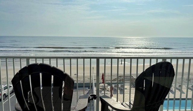 Fantastic Ocean Front Studio W/Balcony in Daytona!