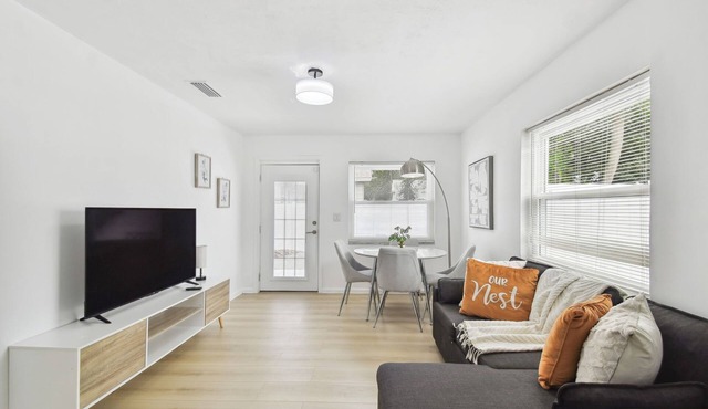 Fantastic South Tampa Gem 2BR/1BT APT, Fenced Yard