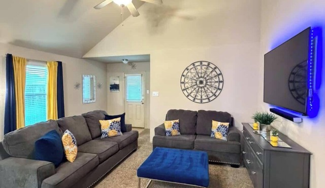 FIFA World Cup Retreat● Cozy Home● Patio Lounge with TV ● Sleeps 8 ● 3BR Escape