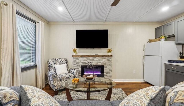 Firepit, Near Waterfalls| Private Getaway| Perfect for Couples!