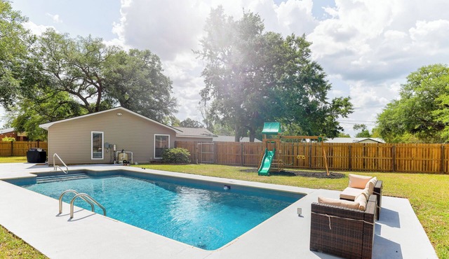 Firepit~Pool~Outdoor Games~ Picnic Area
