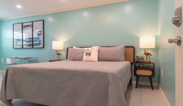 Flamingo Inn - Standard King #203