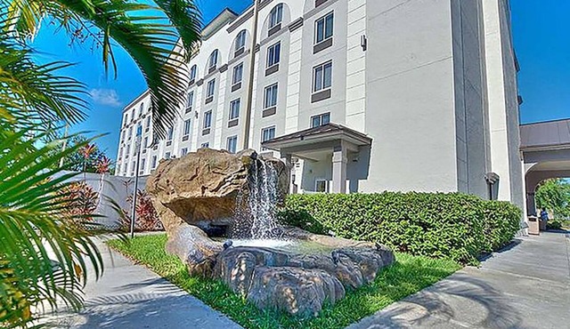 Flexible 3-Unit Orlando Stay w/Pool Access & Breakfast| 2.5-Mi to Sport Complex
