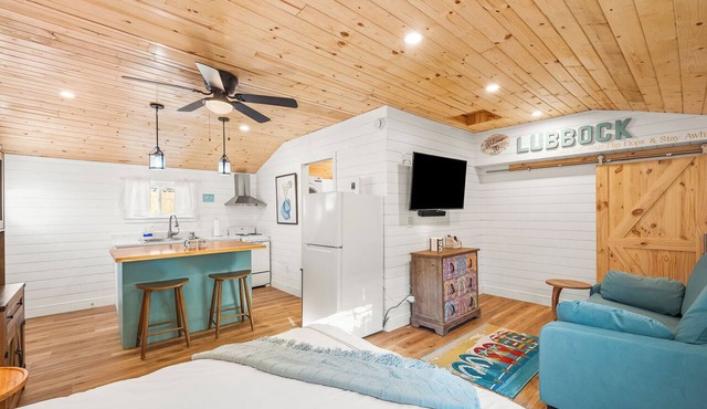 Flip Flop Stop ~ Beach Themed Studio In Tech Terrace ~ Walk to Campus!